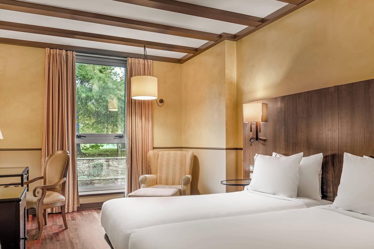 Deluxe Room, 2 Single Beds, Non Smoking | Minibar, in-room safe, desk, blackout curtains