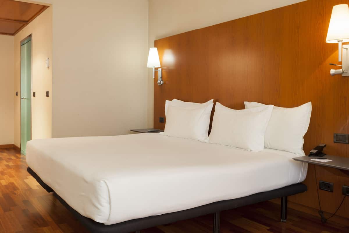 frette italian sheets, premium bedding, minibar, in-room safe