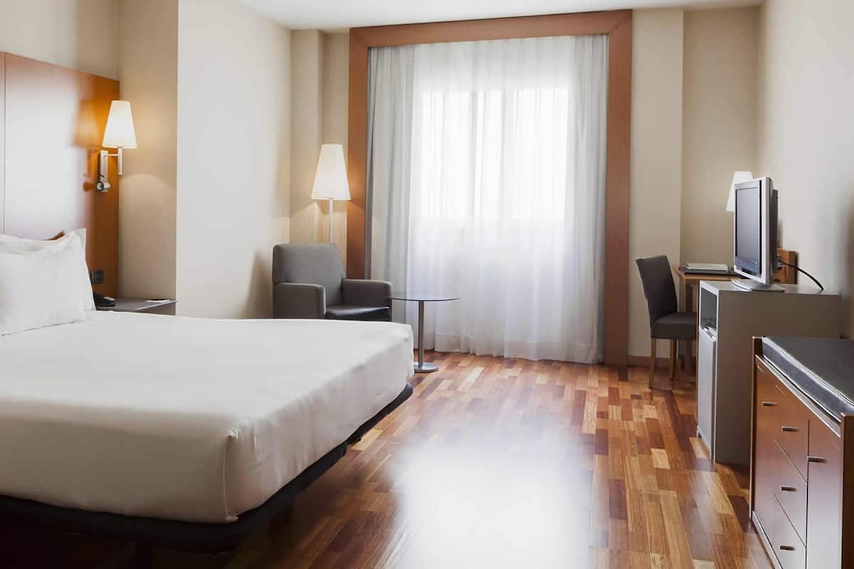 Frette Italian sheets, premium bedding, minibar, in-room safe