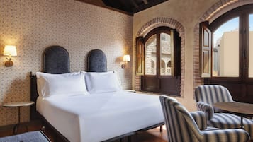 Premium kamer, 1 kingsize bed | Een minibar, individueel gedecoreerd, een bureau, een laptopwerkplek