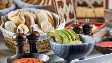 Se ofrece un desayuno bufé (30.80 EUR por persona)