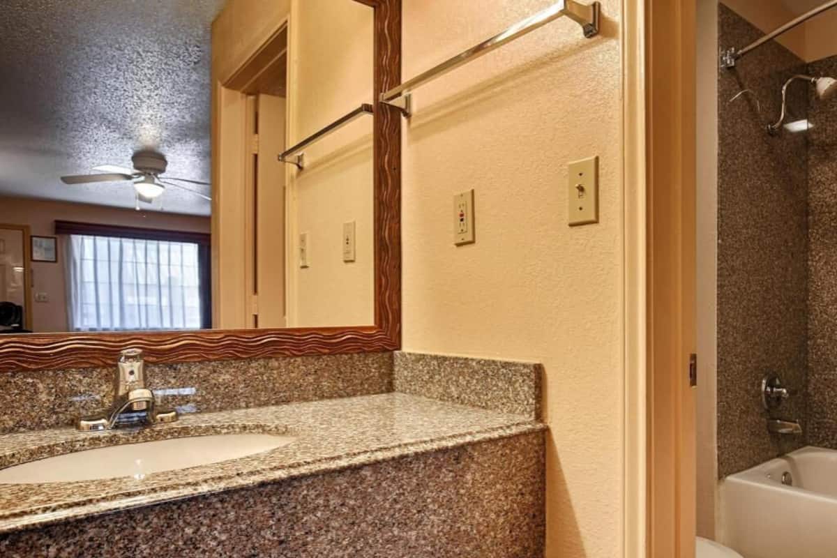 Bathroom | Combined shower/tub, free toiletries, hair dryer, towels