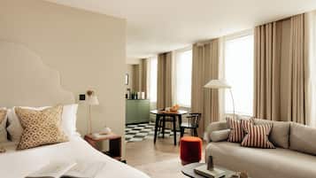 1 Schlafzimmer, hochwertige Bettwaren, Zimmersafe, Schreibtisch