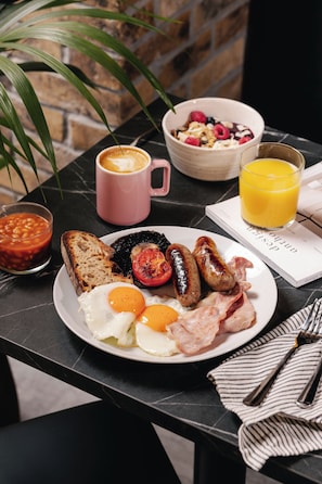 Frukost enligt egen beställning varje dag (GBP 15 per person)