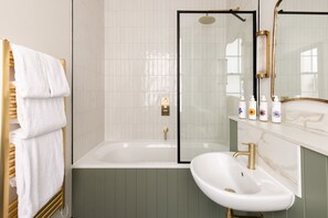 Eco-friendly toiletries, hair dryer, towels, soap - Native King’s Wardrobe, St. Paul’s (London)