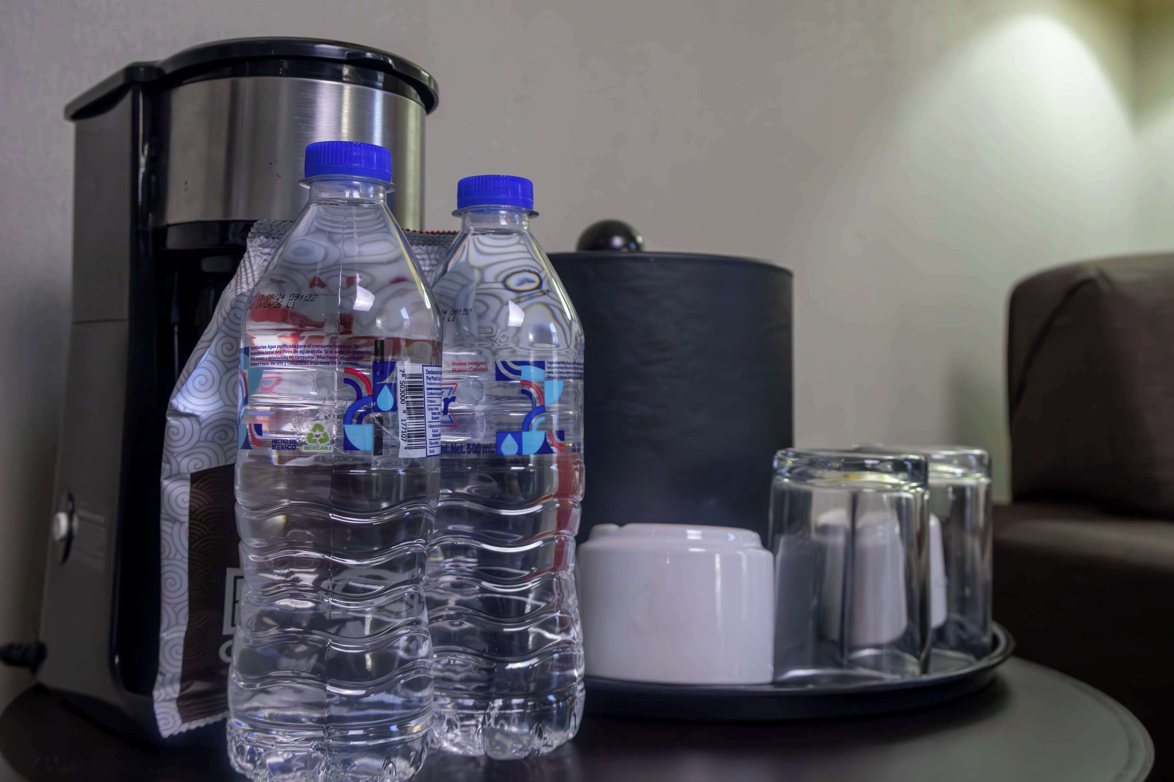 standard room, 1 king bed, non smoking, microwave | room amenity