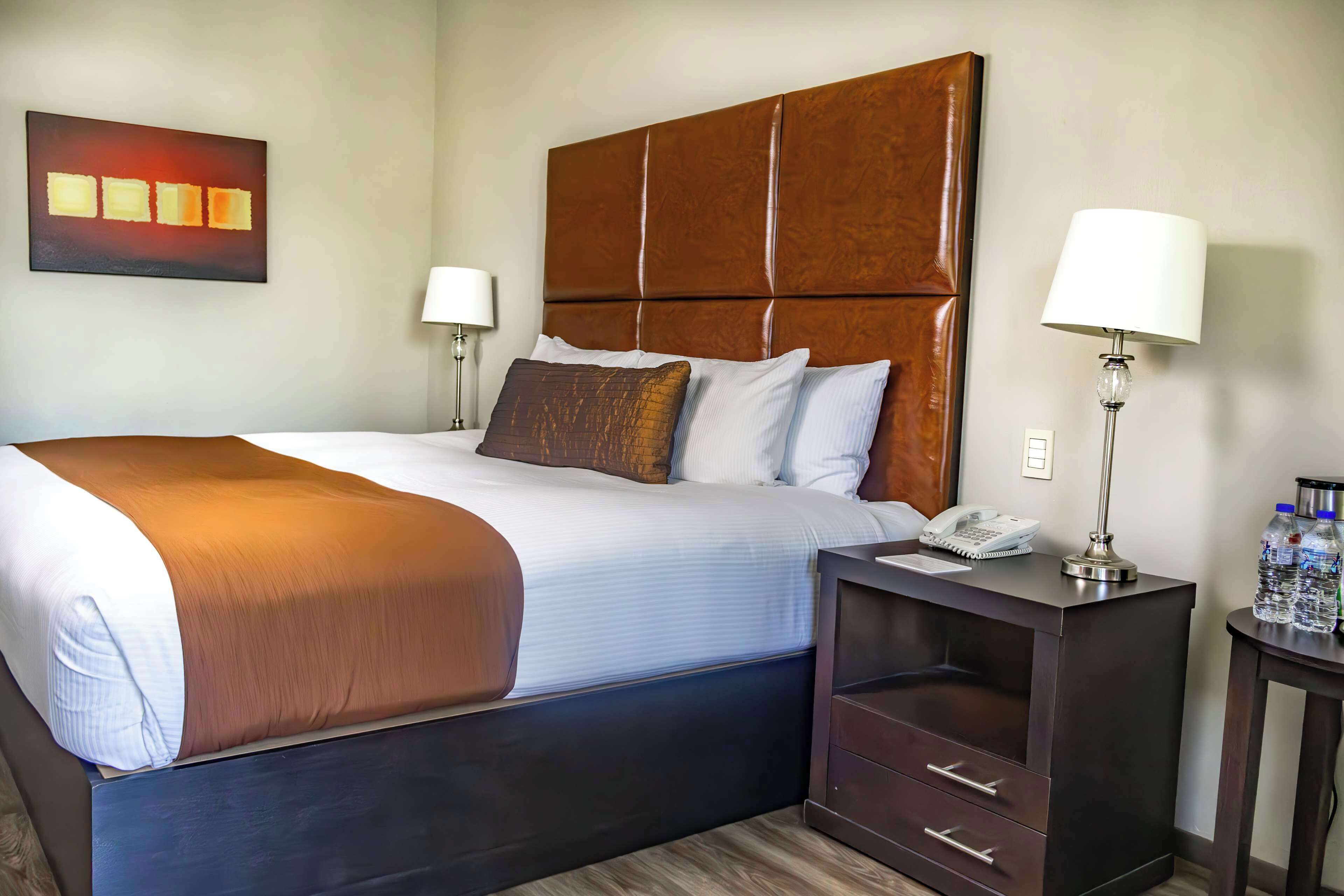 standard room, 1 king bed, non smoking, microwave | in-room safe, desk, iron/ironing board, free cots/infant beds