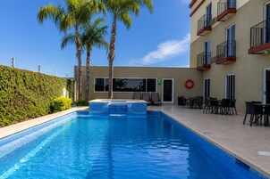 Una piscina al aire libre