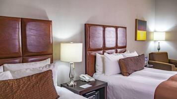 Habitación estándar, 2 camas matrimoniales, para no fumadores, microondas | Caja de seguridad en la habitación y escritorio