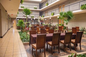 供應早餐、午餐和晚餐，美國料理