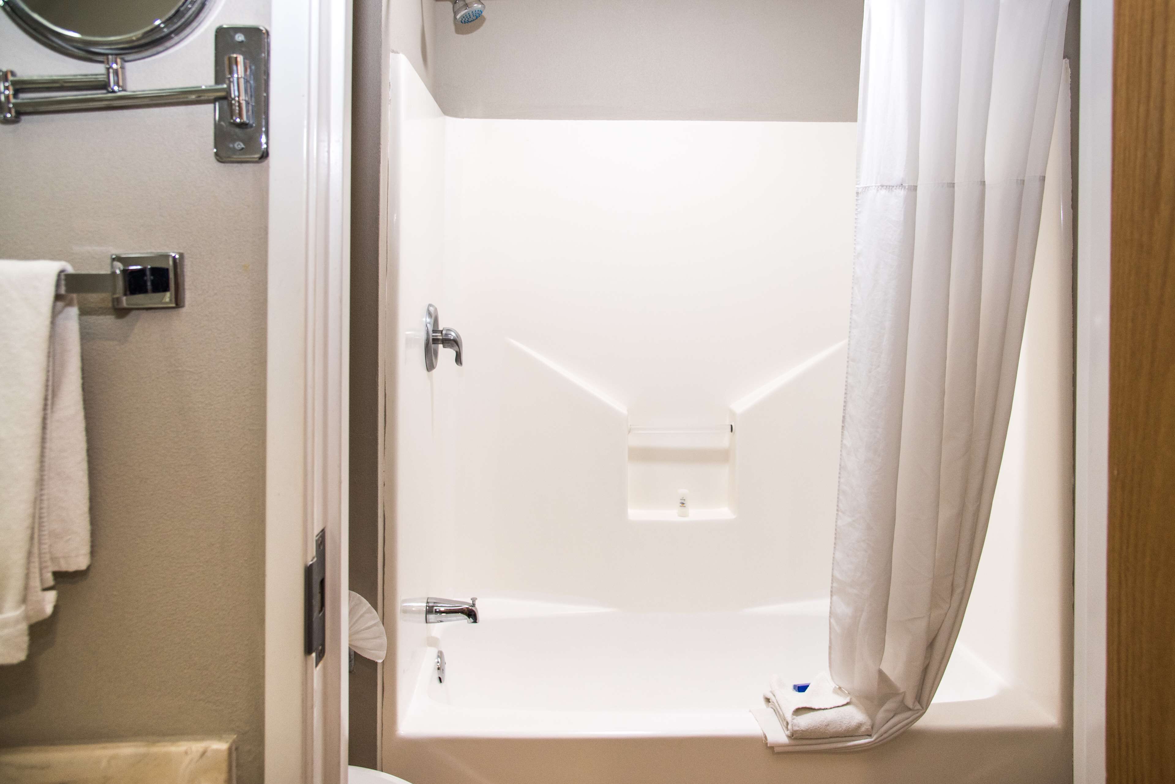 combined shower/bathtub, free toiletries, hair dryer, towels