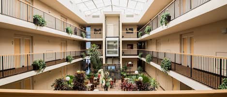 Breakfast, lunch, dinner served; American cuisine