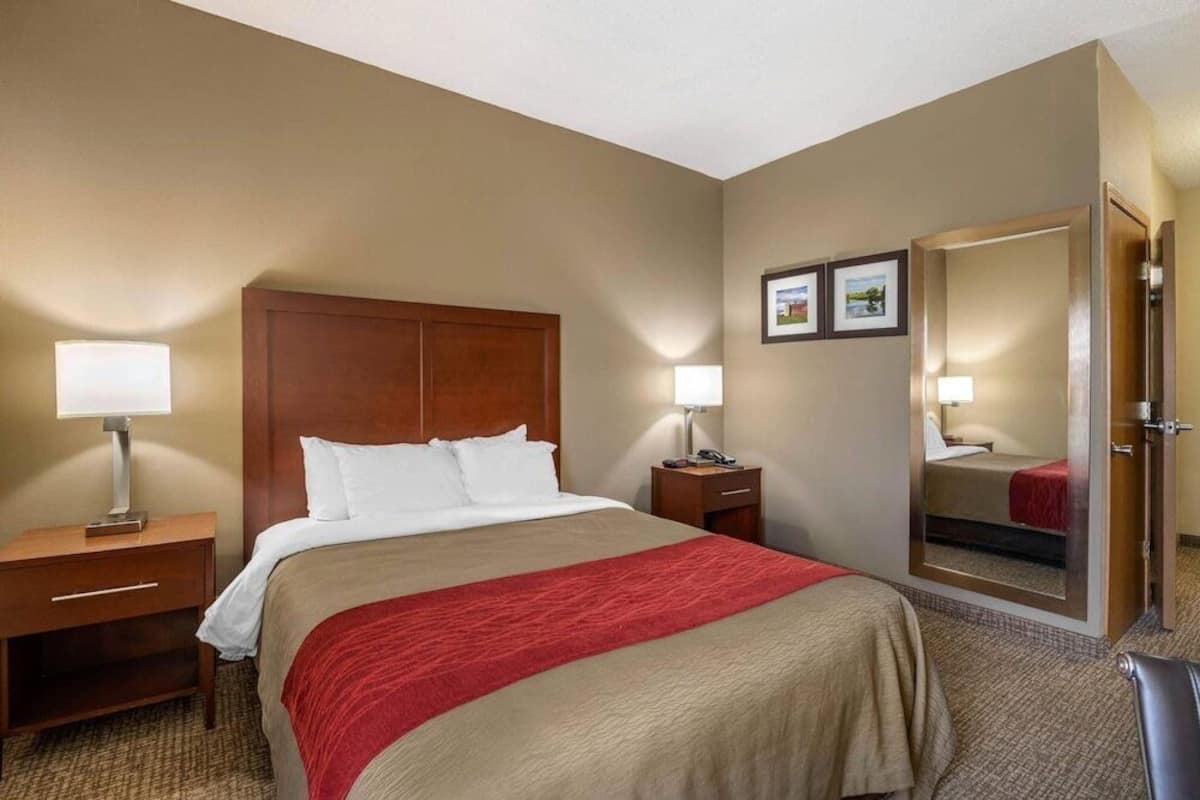 In-room safe, desk, iron/ironing board, free WiFi