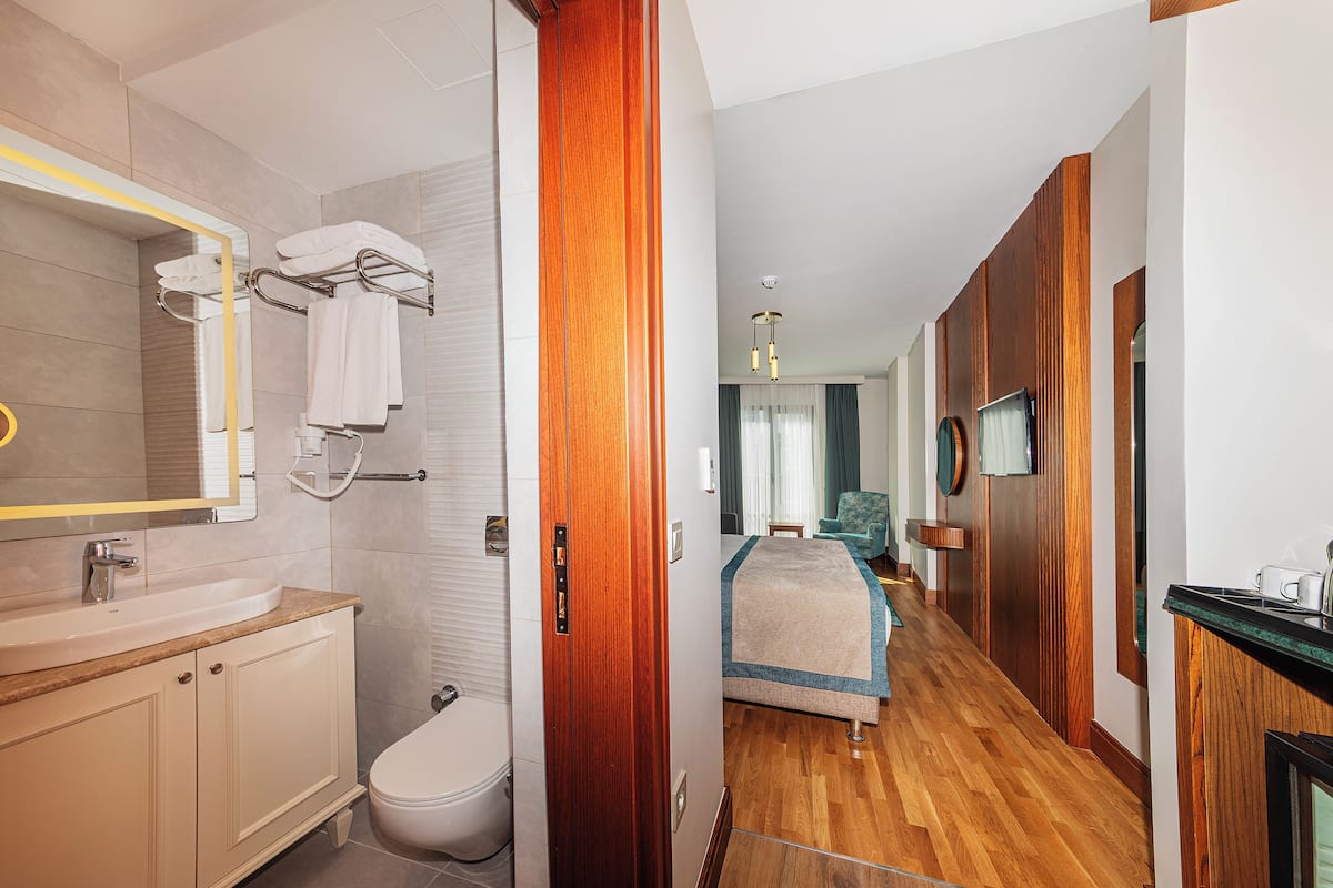 Kamar Superior | Seprai premium, minibar, brankas, dan meja kerja