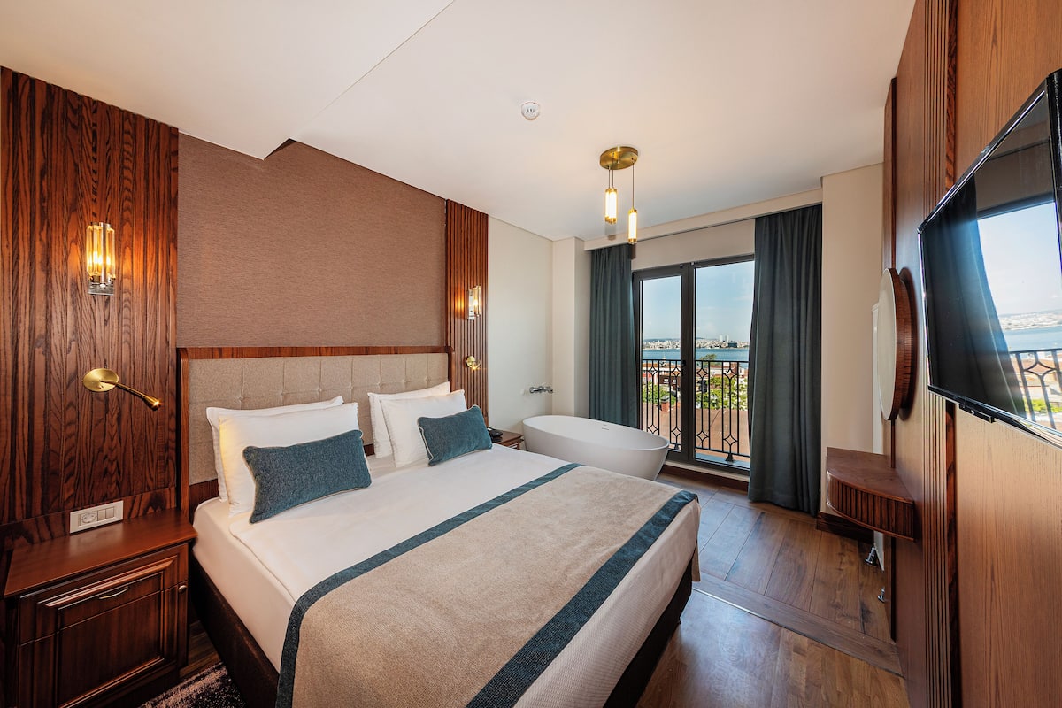 Deluxe Suite, Sea View | Premium bedding, minibar, in-room safe, individually decorated