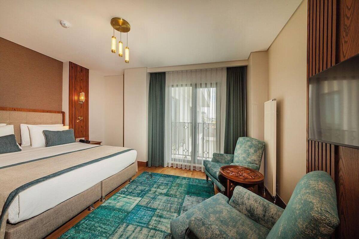 Seprai premium, minibar, brankas, dan meja kerja