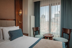 Standaard driepersoonskamer | Luxe beddengoed, een minibar, een kluis op de kamer