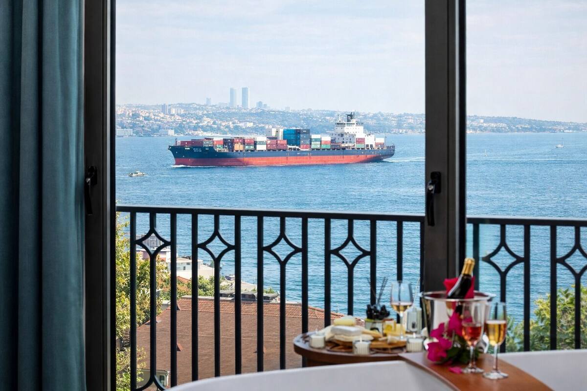 Seprai premium, minibar, brankas, dan meja kerja