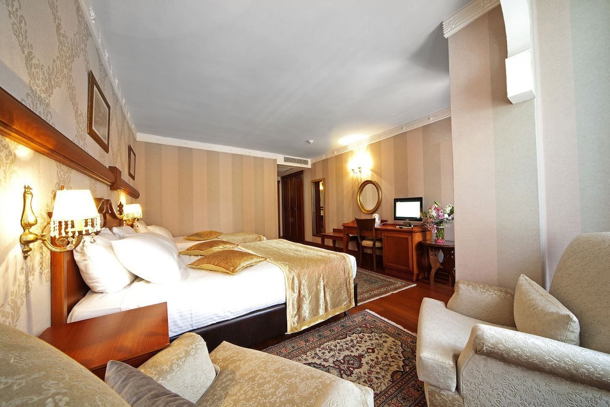 Seprai premium, minibar, brankas, dan meja kerja