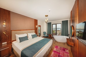 Suite junior, vista al mar | Ropa de cama de alta calidad y minibar 