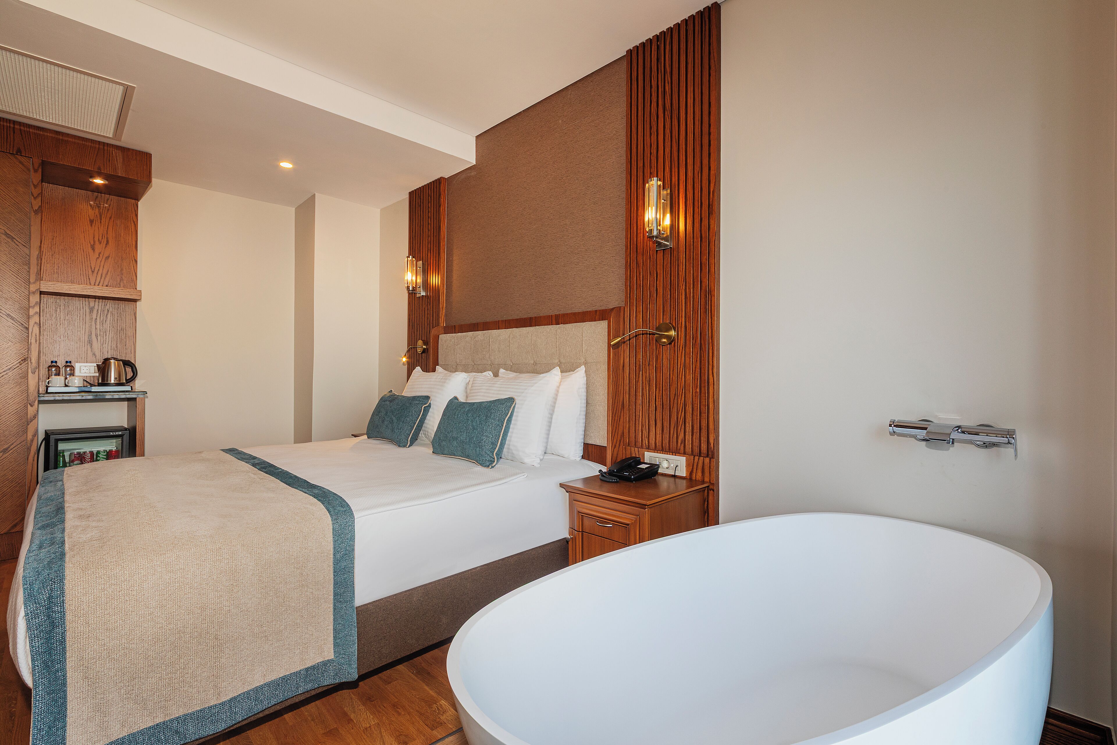 deluxe suite, sea view | premium bedding, minibar, in-room safe, individually decorated