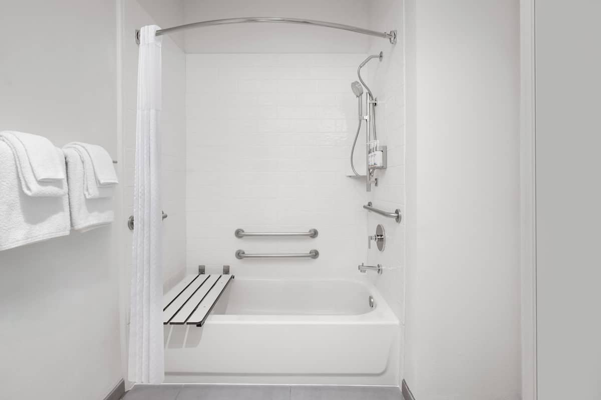 Ensemble douche/baignoire, articles de toilette gratuits, sèche-cheveux