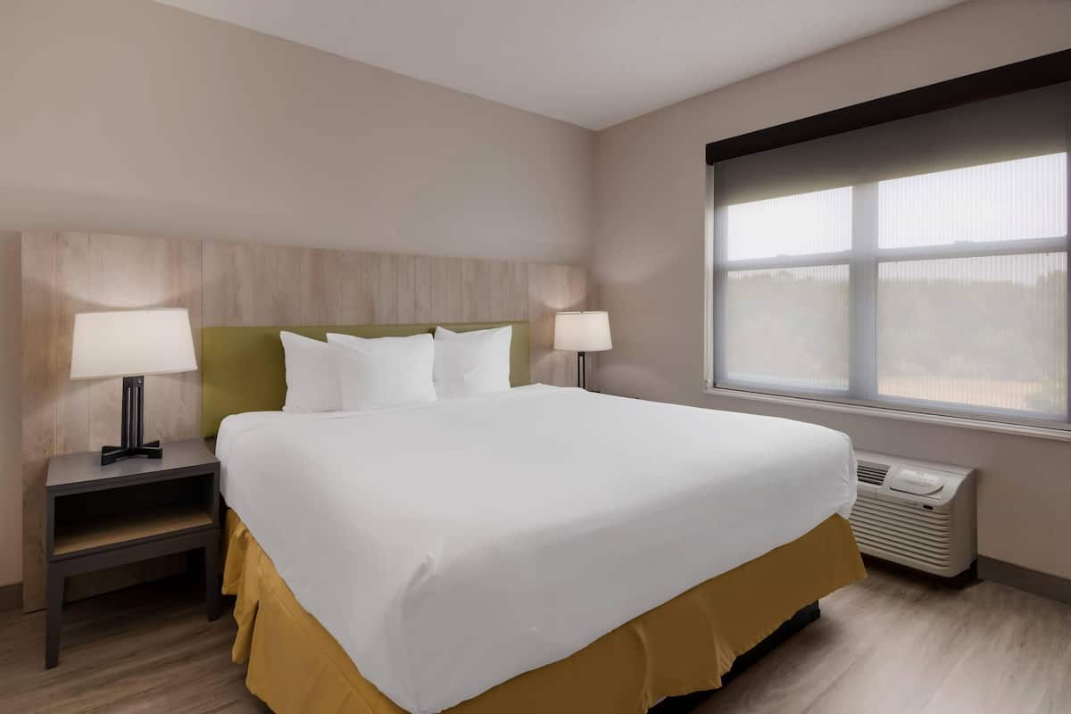 1 bedroom, hypo-allergenic bedding, desk, blackout curtains