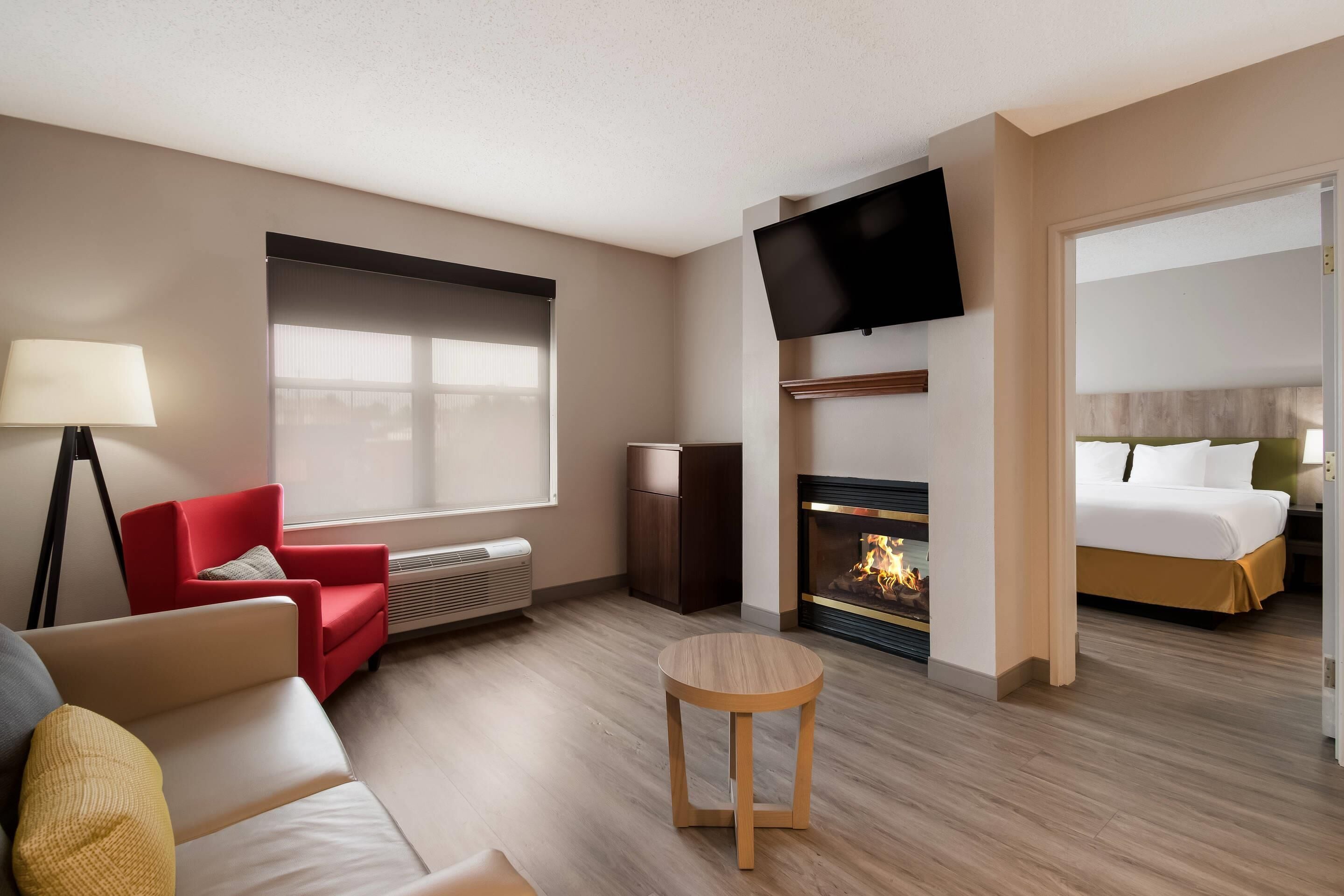 suite, 1 king bed, non smoking, jetted tub | 1 bedroom, hypo-allergenic bedding, desk, blackout curtains