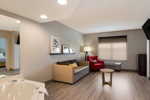 Suite, 1 cama de matrimonio grande, no fumadores, bañera de hidromasaje | 1 dormitorio, ropa de cama hipoalergénica, escritorio y cortinas opacas