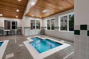 Una piscina cubierta