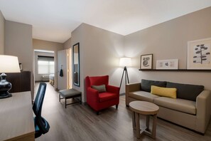 Suite, 1 habitación, con acceso para personas discapacitadas, para no fumadores | 1 habitación, ropa de cama hipoalergénica y escritorio 