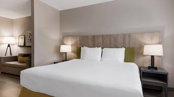 Suite estudio, 1 cama King size, para no fumadores | Ropa de cama hipoalergénica, escritorio y cortinas blackout