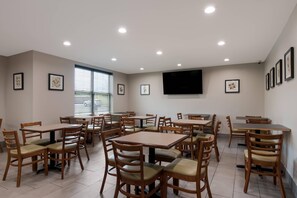 Free daily full breakfast  - Country Inn & Suites by Radisson, Harrisburg Northeast - Hershey (Harrisburg)