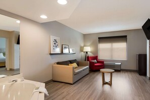 Suite, 1 cama de matrimonio grande, no fumadores, bañera de hidromasaje | Ropa de cama hipoalergénica, escritorio, cortinas opacas