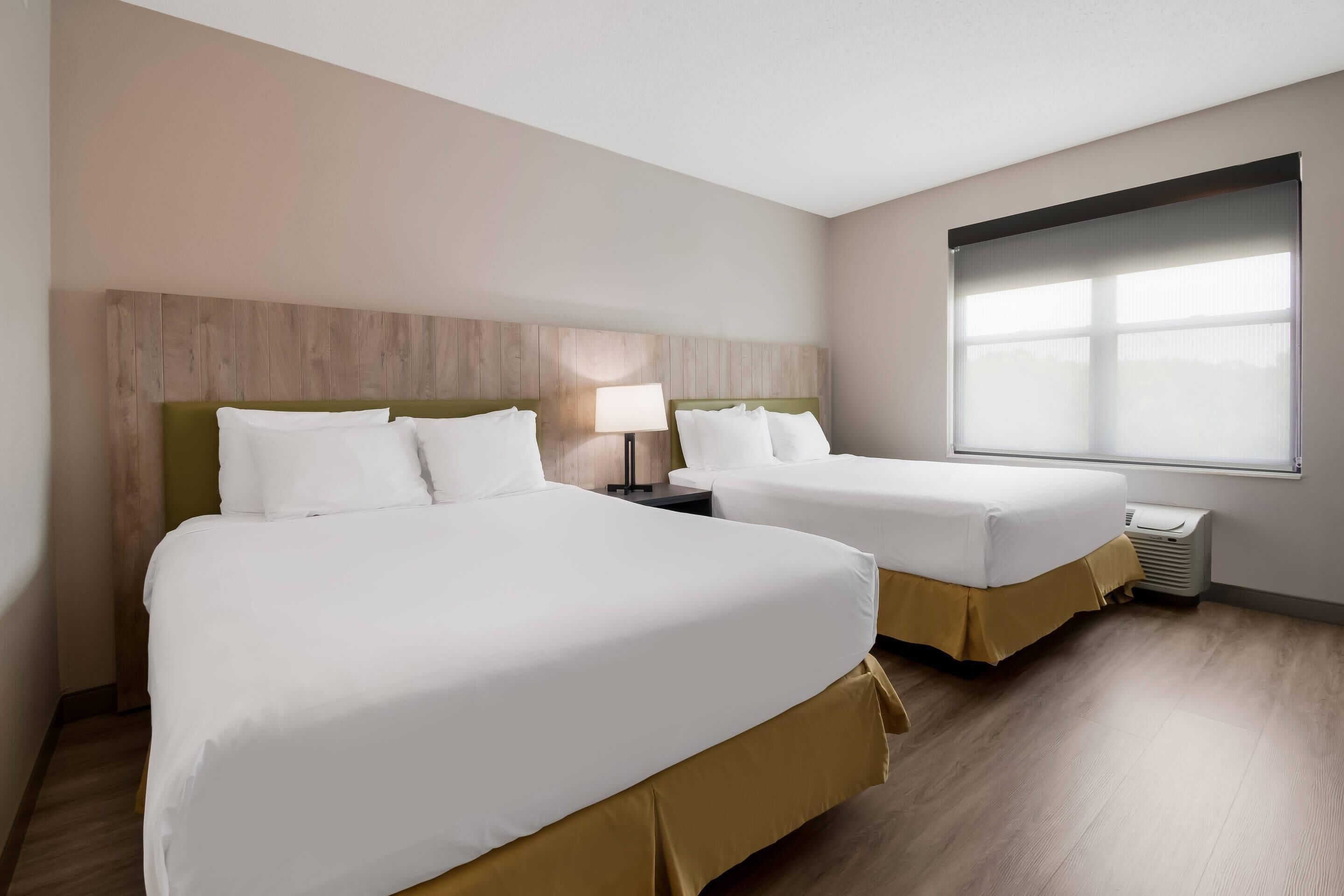 ملاءات للفراش لا تسبب الحساسية ومكتب وستائر تعتيم ومكواة/لوح كي