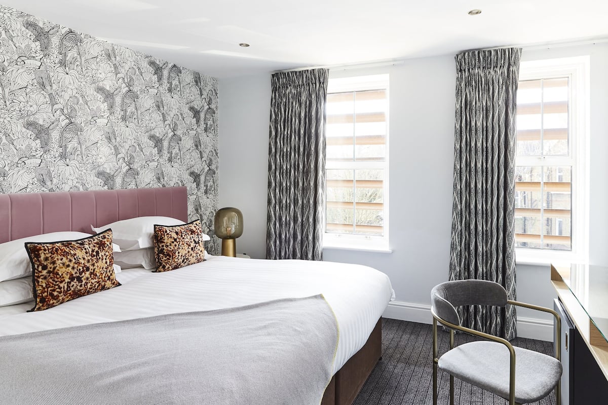 Superior Double Room, 1 King Bed | In-room safe, desk, soundproofing, iron/ironing board