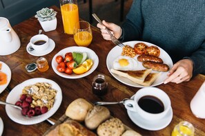 Se ofrece un desayuno inglés (18 GBP por persona)