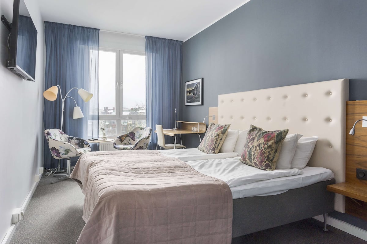 Quarto standard, 2 camas de solteiro, para não fumantes | Escrivaninha, quartos à prova de som, ferros/tábuas de passar roupa