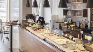 Una mesa de buffet con diferentes opciones de comida y una estación de café.