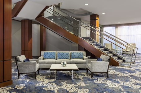 Lobby sitting area. Courtyard by Marriott Woburn/Boston North