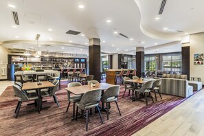 Phục vụ bữa sáng và bữa tối, món ăn kiểu Mỹ 