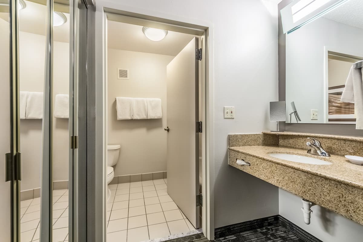 Amenidades de baño gratuitas, secadora de cabello, toallas, jabón