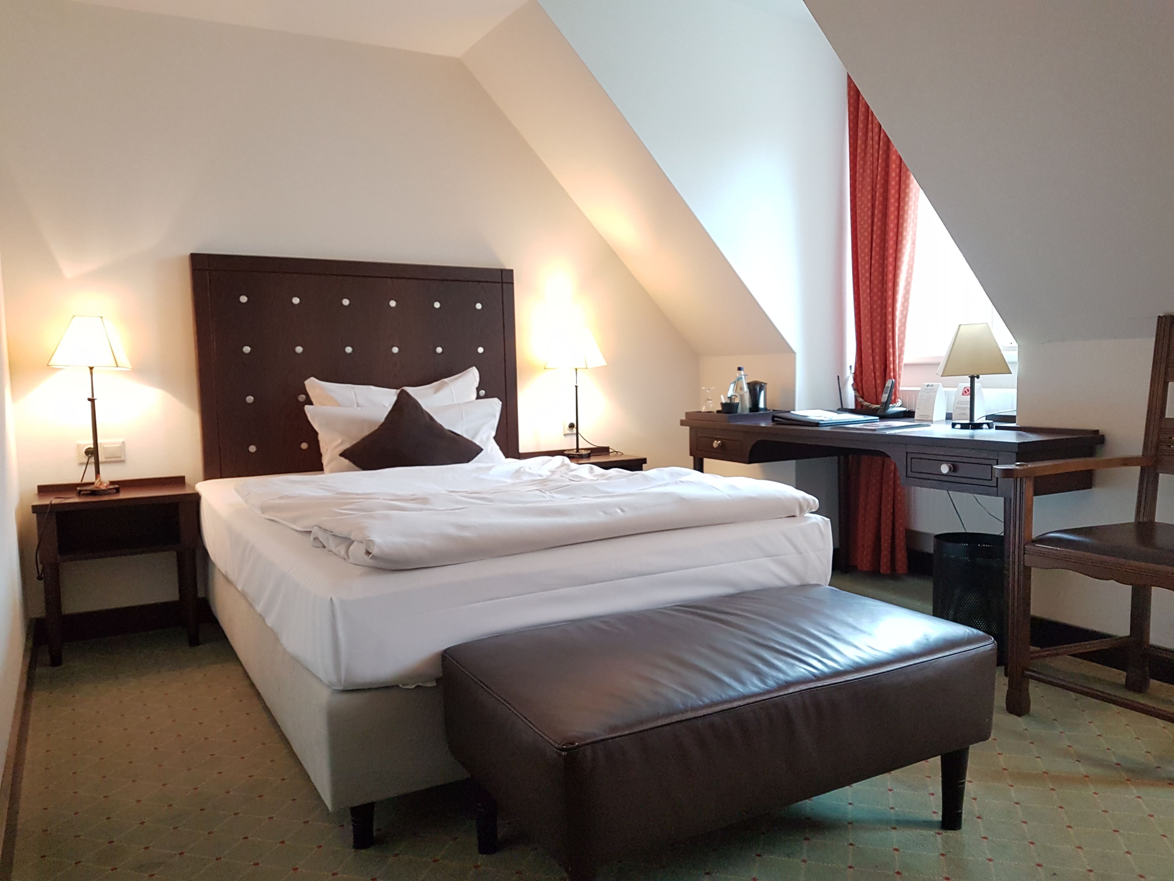 executive room, 1 queen bed, accessible (quiet location) | hypo-allergenic bedding, minibar, in-room safe, desk