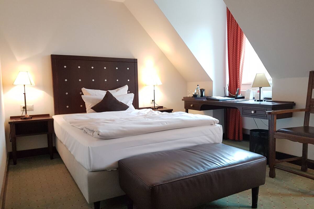 executive room, 1 queen bed, accessible (quiet location) | hypo-allergenic bedding, minibar, in-room safe, desk