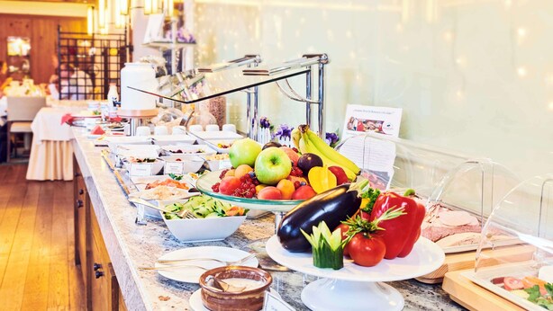 A buffet with various food items including fruits, vegetables, and prepared dishes. - Best Western soibelmanns Lutherstadt Wittenberg (Lutherstadt Wittenberg)