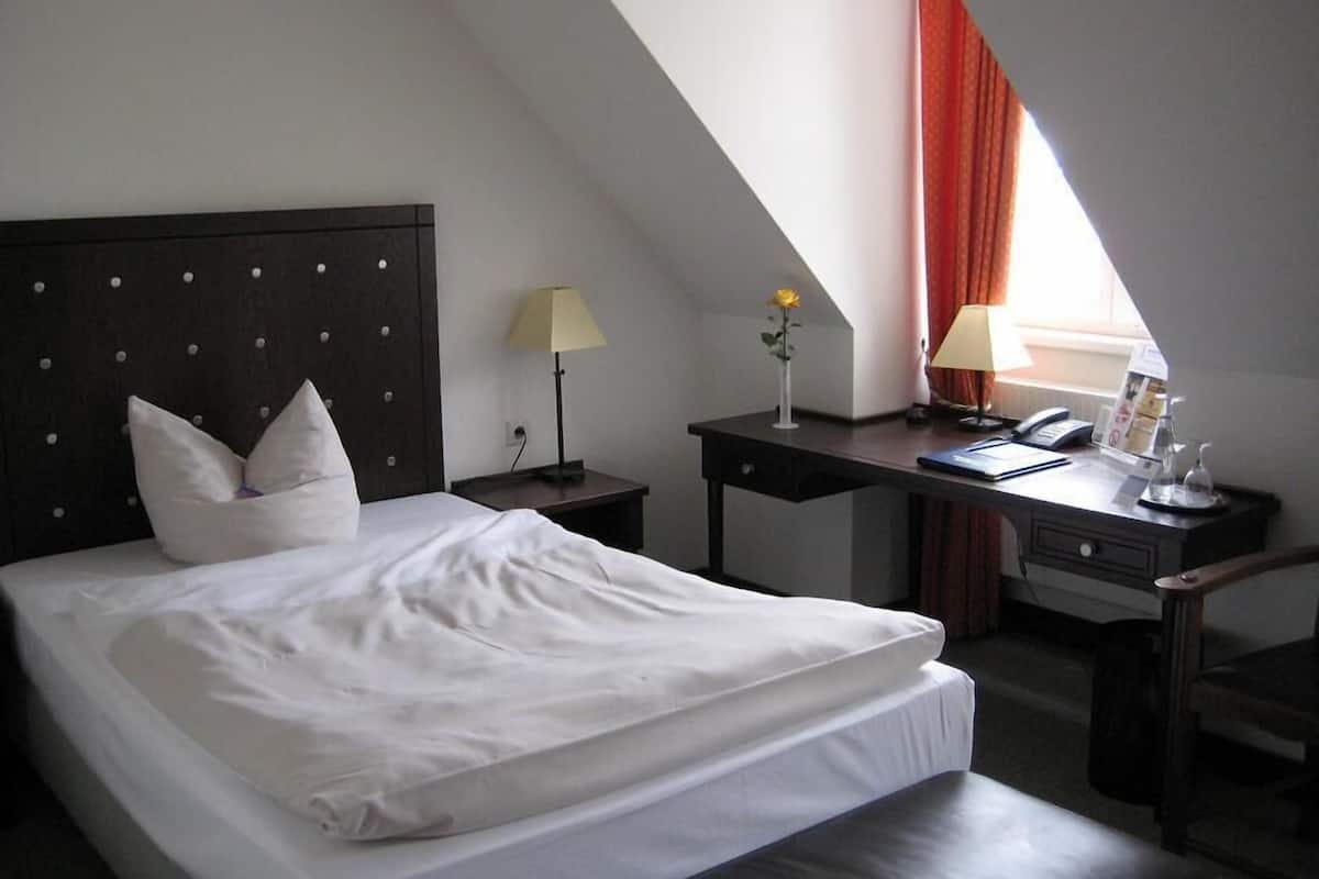 standard single room | hypo-allergenic bedding, minibar, in-room safe, desk