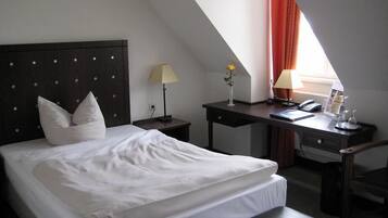 Standard-Einzelzimmer | Allergikerbettwaren, Minibar, Zimmersafe, Schreibtisch