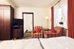 A hotel room with a bed, two armchairs, a television, a lamp, and a wardrobe. - Best Western soibelmanns Lutherstadt Wittenberg (Lutherstadt Wittenberg)