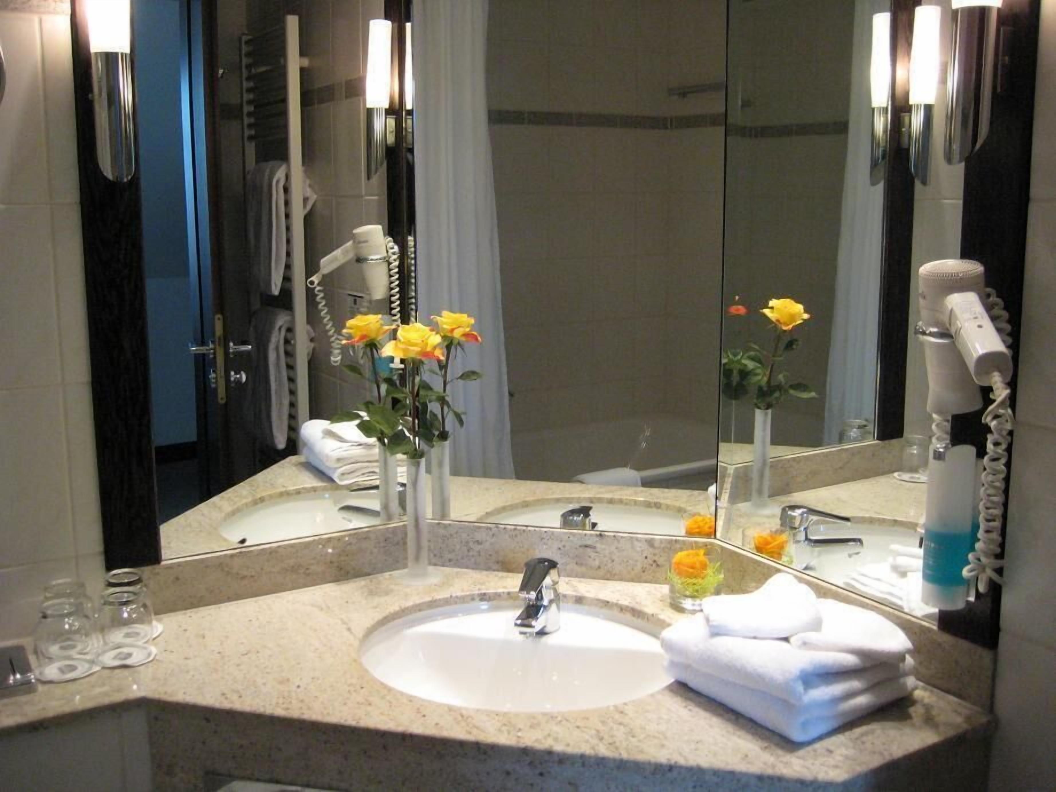 standard double room | bathroom sink