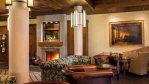 A lobby with a fireplace, leather sofas, a dining area, and a large painting on the wall. - Best Western soibelmanns Lutherstadt Wittenberg (Lutherstadt Wittenberg)